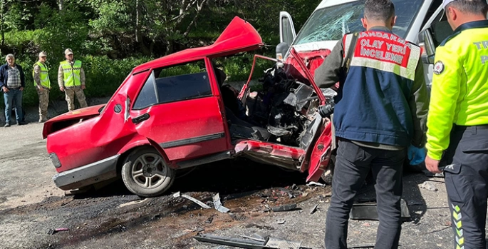 Erzurum'da minibüs ile otomobilin çarpışması sonucu 2 kişi öldü, 1 kişi yaralandı