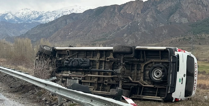 Erzurum'da minibüsün devrilmesi sonucu 13 kişi yaralandı