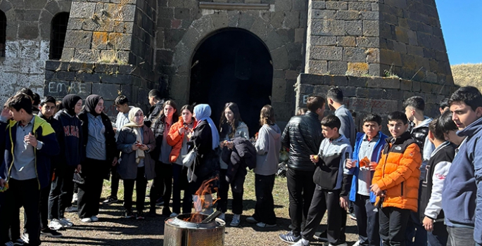 Erzurum'da öğrenciler tarih dersini Kiremitlik Tabyası'nda işledi