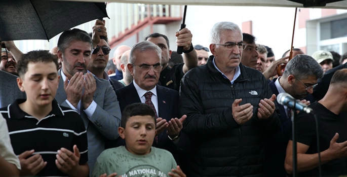 Erzurum'da Oltu taşı ocağındaki göçükte ölen 3 işçinin cenazesi defnedildi
