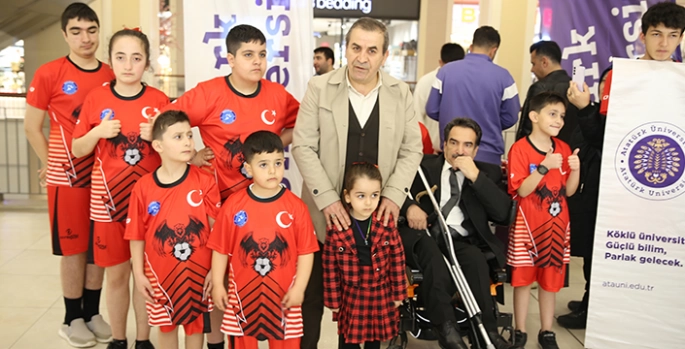 Erzurum'da otizmli çocuklar farkındalık için alışveriş merkezinde koştu