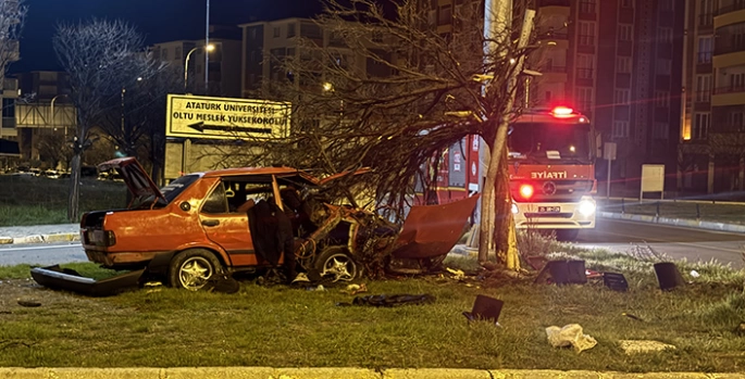 Erzurum'da refüje çıkıp ağaca çarpan otomobildeki 4 kişi yaralandı