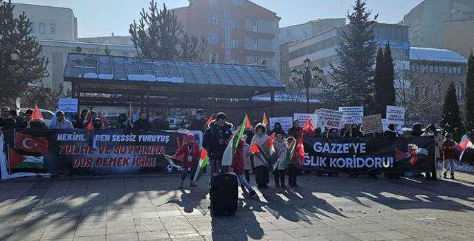 Erzurum'da sağlık çalışanları, soğuk havaya rağmen Gazze için yürüdü
