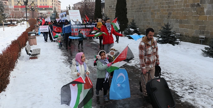 Erzurum'da sağlık çalışanları soğuk havaya rağmen Gazze için yürüdü