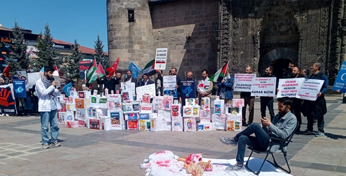 Erzurum'da sağlıkçılar sessiz yürüyüşlerini 76'ncı haftasında sürdürdü