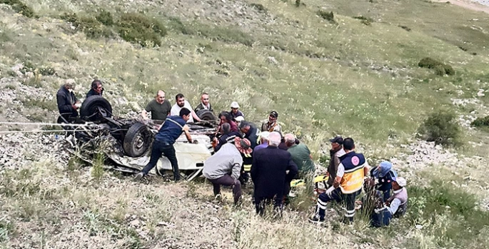 Erzurum'da şarampole devrilen kamyonetin sürücüsü öldü