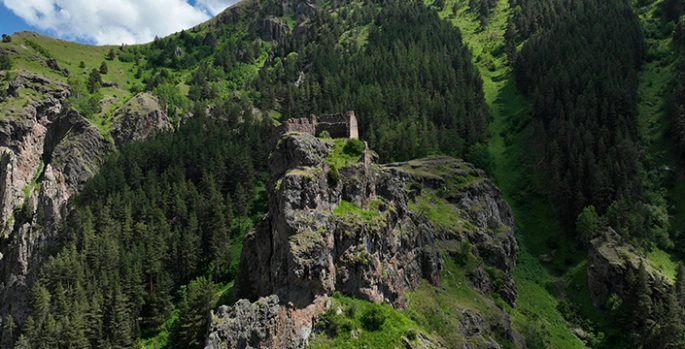 Erzurum'da sarp kayalık üzerindeki tescilli Hırçer Kalesi yüzyıllardır ayakta