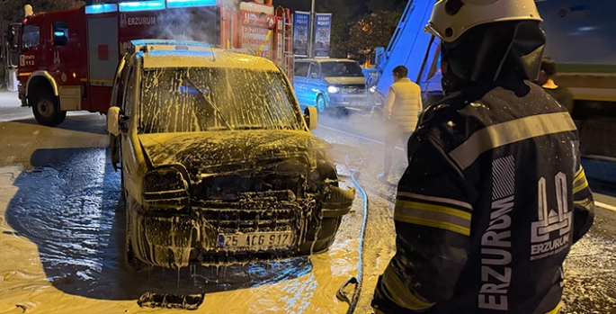 Erzurum'da seyir halindeki hafif ticari araçta çıkan yangın söndürüldü