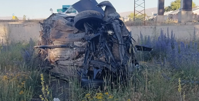 Erzurum'da takla atan araçta sıkışan sürücüyü itfaiye kurtardı