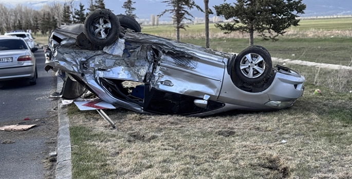 Erzurum’da ters yöne giren cip otomobile çarptı 2 kişi yaralandı