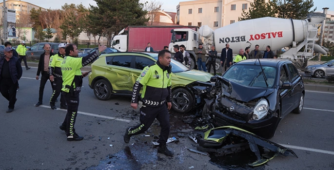 Erzurum'da ters yöne girip 2 araca çarpan otomobilin sürücüsü yaralandı