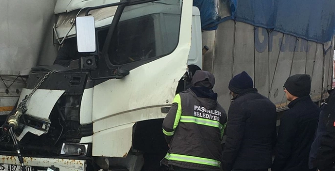 Erzurum'da tıra arkadan çarpan kamyondaki 2 kişi yaralandı