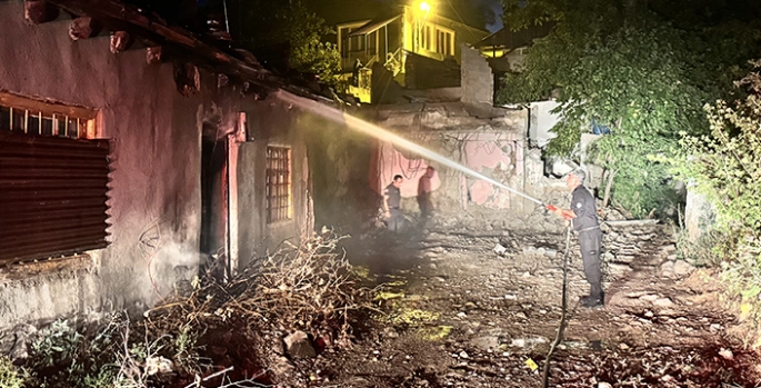 Erzurum'da yangın çıkan müstakil ev kullanılamaz hale geldi
