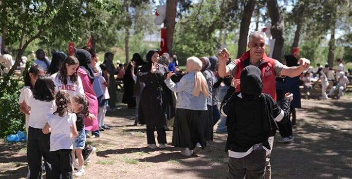 Erzurum'da yetim ve öksüz çocuklar için piknik şöleni düzenlendi