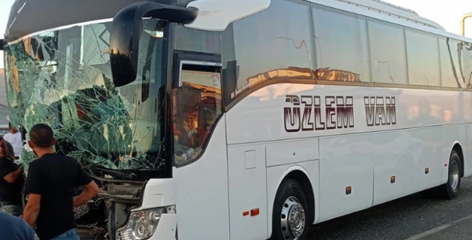 Erzurum'da yolcu otobüsü ile traktörün çarpıştığı kazada 10 kişi yaralandı