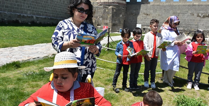 Erzurum Kalesi'nde kitap okuma etkinliği düzenlendi