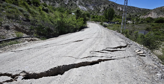 Erzurum'un Uzundere ilçesinde toprak kayması meydana geldi