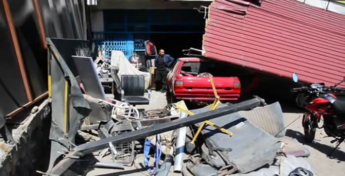 Freni boşalan kamyon 10 araç ve 4 iş yerine çarparak durabildi