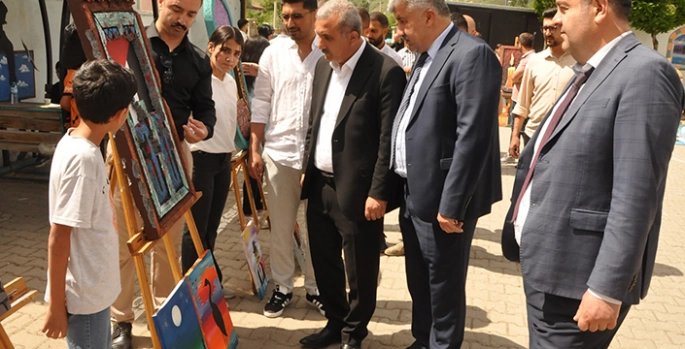 Güroymak'ta öğrencilerin resim sergisi açıldı