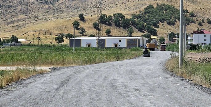 Güroymak'ta yol çalışmaları devam ediyor