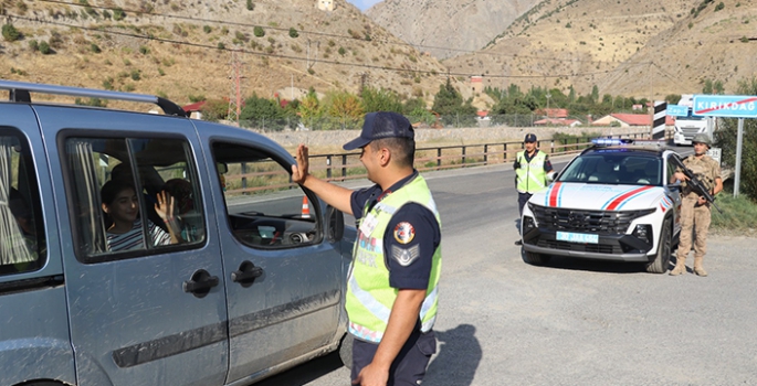 Hakkâri’de jandarma ekipleri trafik denetimi yaptı 