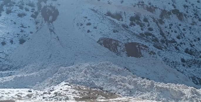 Hakkari'de çığ nedeniyle kapanan yol ulaşıma açıldı