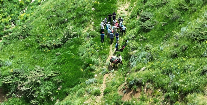 Hakkari'de dağlık alanda düşüp yaralanan kişi ekiplerce hastaneye ulaştırıldı