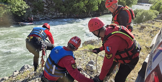 Hakkari'de derede kaybolan genci arama çalışmaları sürdürüldü