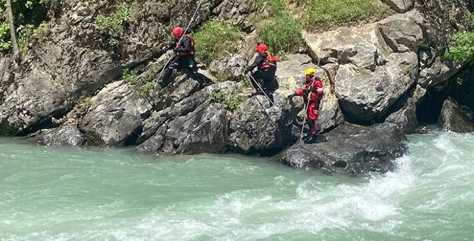 Hakkari'de derede kaybolan genci arama çalışmaları sürüyor