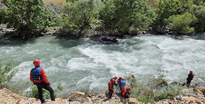 Hakkari'de dereye düşerek kaybolan genci arama çalışmaları 12. gününde sürüyor