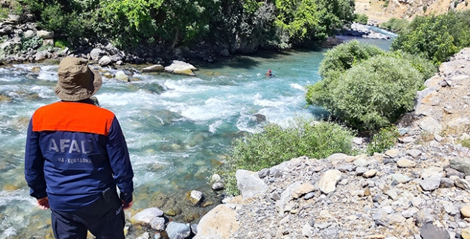 Hakkari'de dereye düşerek kaybolan genci arama çalışmalarına yeniden başlandı