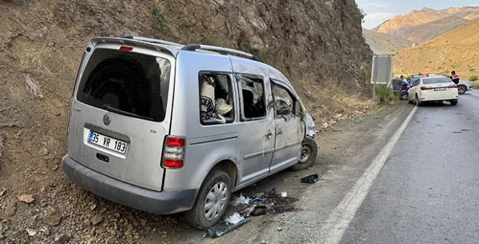 Hakkari'de devrilen hafif ticari araçtaki 5 kişi yaralandı