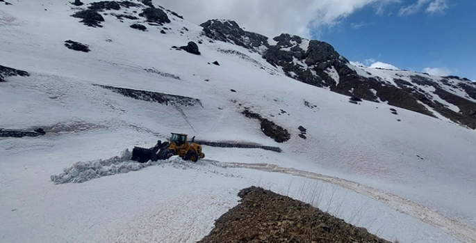 Hakkari'de ekipler karla kaplı üs bölgesi yolunu açmaya çalışıyor
