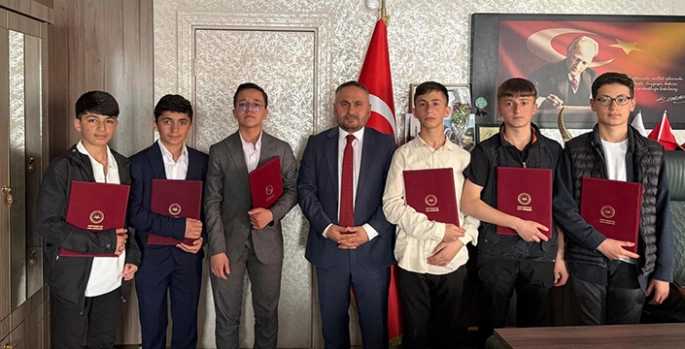 Hakkari'de hafızlık eğitimini tamamlayan öğrenciler belgelerini aldı