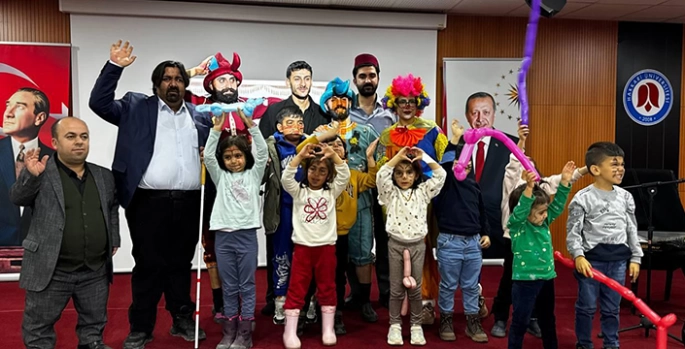 Hakkari'de  Karagöz ve Hacivat oyunu sahnelendi.