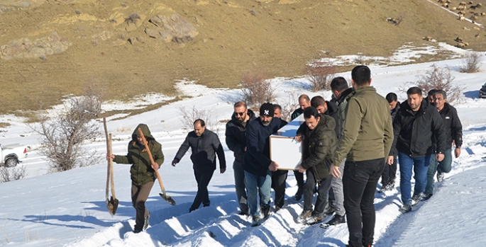 Hakkari'de kaya parçasının isabet ettiği minibüste ağır yaralanan çocuk hayatını kaybetti