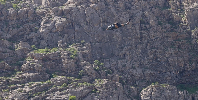 Hakkari'de kaybolduğu dağda yaralı bulunan kişi helikopterle hastaneye ulaştırıldı