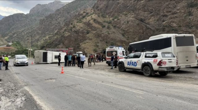 Hakkari'de midibüs devrildi: 12 asker yaralı