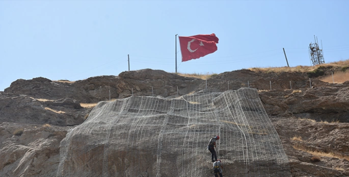 Hakkari'de Mir Kalesi'ndeki kaya ıslahı çalışmaları devam ediyor