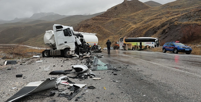 Hakkari'de otobüs ile yakıt tankerinin çarpıştığı kazada 8 kişi yaralandı