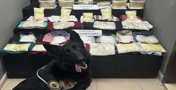 Hakkari'de otomobilin yakıt deposunda 21 kilo 440 gram uyuşturucu ele geçirildi
