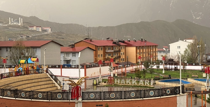 Hakkari'de sağanak ve toz taşınımı etkili oldu