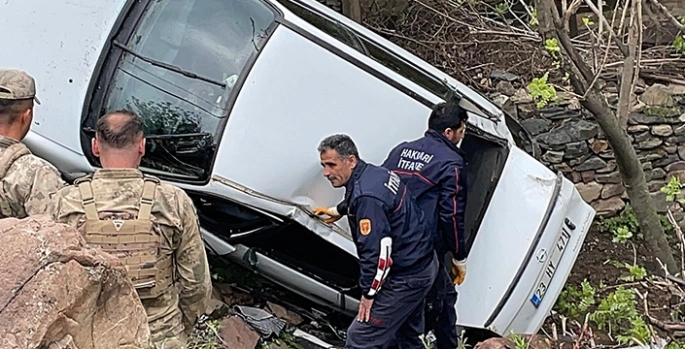 Hakkari'de şarampole devrilen otomobildeki 4 kişi yaralandı