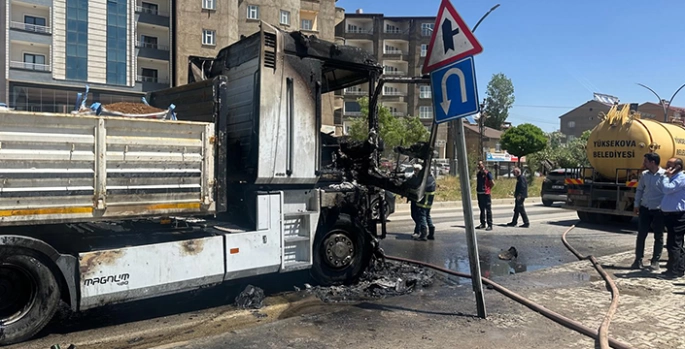 Hakkari'de seyir halindeki tırın çekicisi yandı