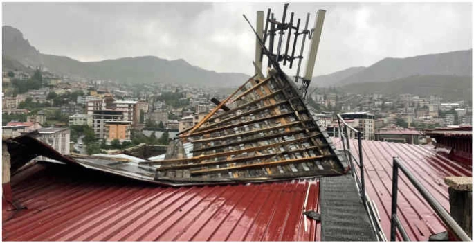 Hakkari'de şiddetli rüzgar nedeniyle bir binanın çatısı zarar gördü