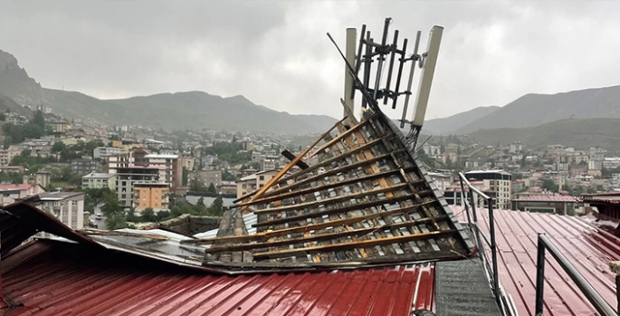 Hakkari'de şiddetli rüzgar nedeniyle bir binanın çatısı zarar gördü