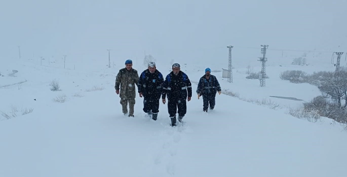 Hakkari'de su şebekesindeki arıza ekiplerin zorlu çalışmasıyla giderildi