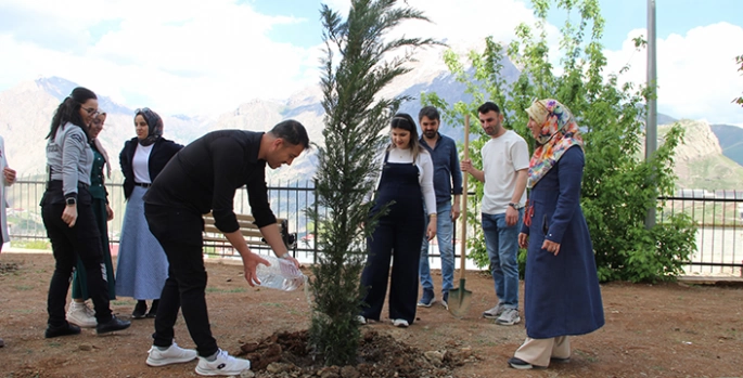 Hakkari'de üniversite öğrencileri fidanları toprakla buluşturdu