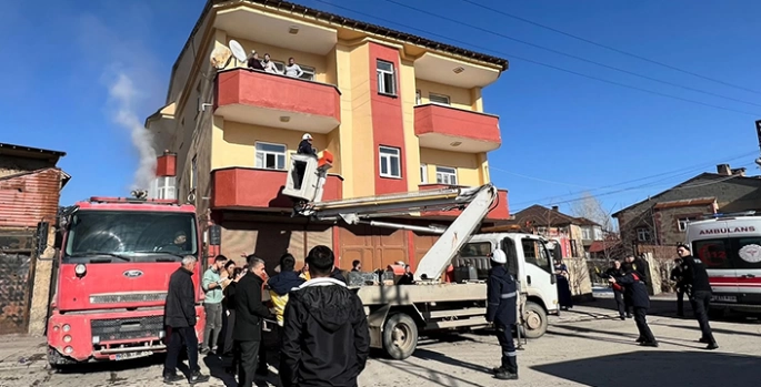 Hakkari'de yangın çıkan evde mahsur kalan 7 kişi kurtarıldı