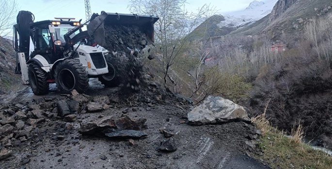 Hakkari'de yola düşen kaya parçaları temizlendi